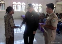 Bupati of Sangihe hands the regular local government assistance to the community religious leaders